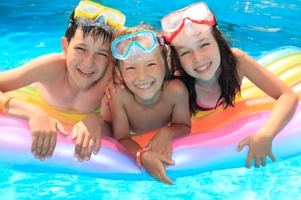 kids-in-swimming-pool